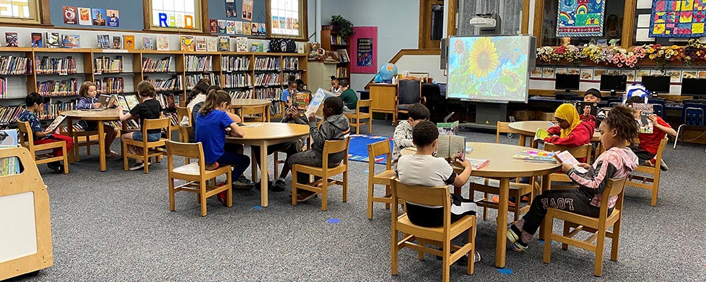 Syracuse Students using the Library